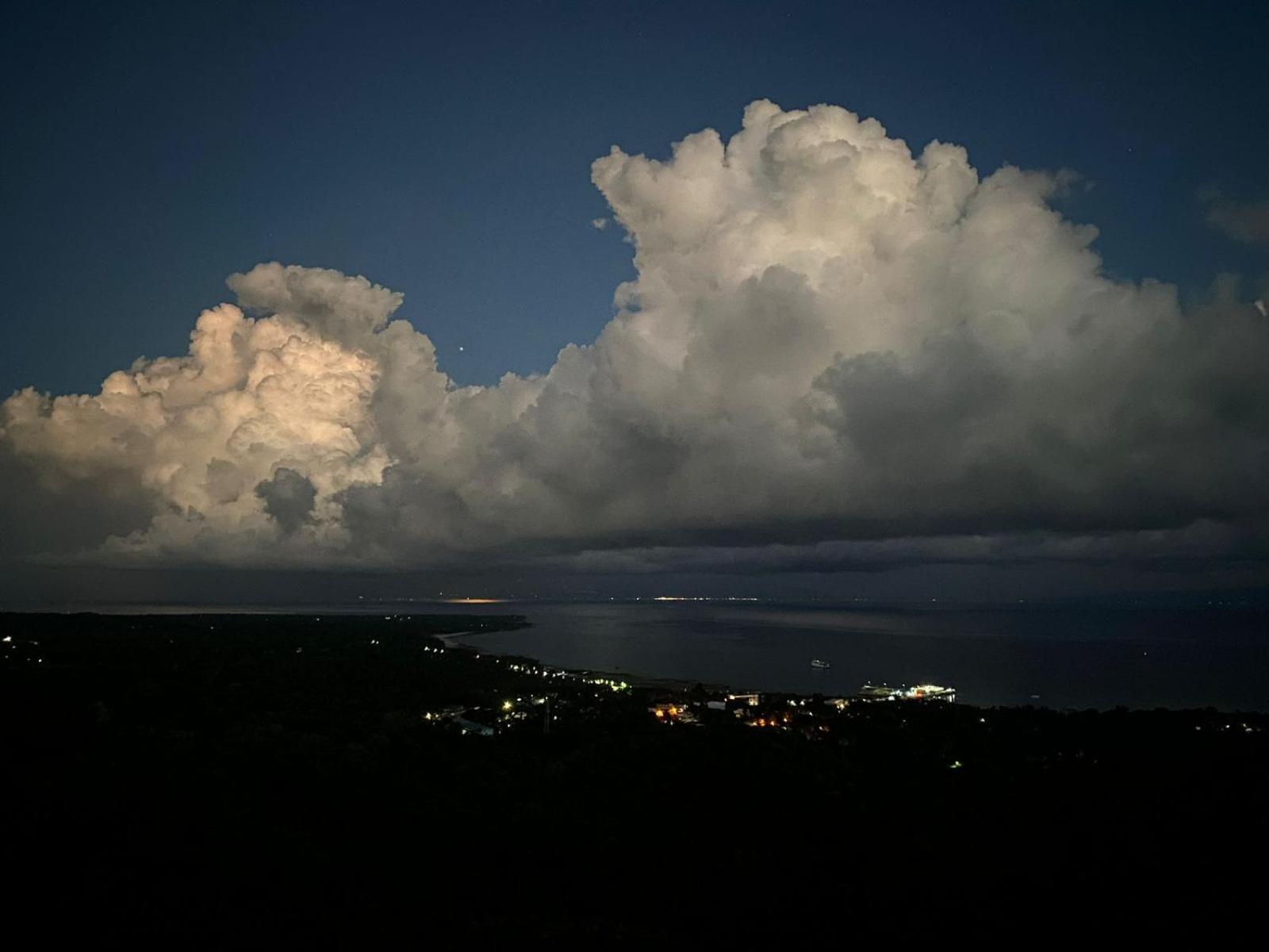 Thornton'S Sea View Cafe & Guesthouse Siquijor Bagian luar foto